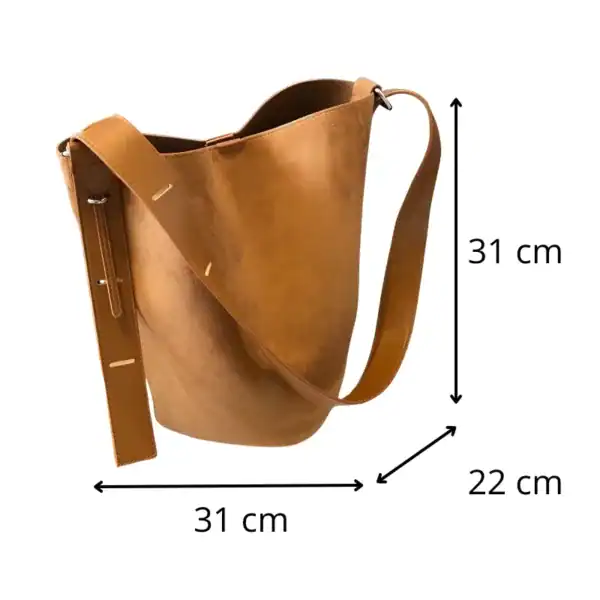 Cognac färgad hinkväska i läder med mått 31x22 cm.