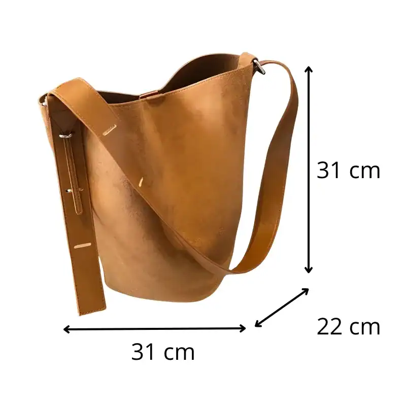 Cognac färgad hinkväska i läder med mått 31x22 cm.
