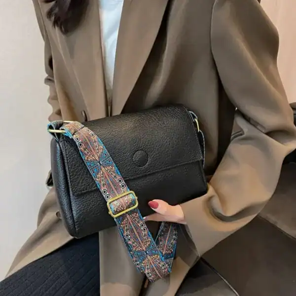 Cognac liten besväska med färgglad axelrem, svart läder, modeaccessoarer.