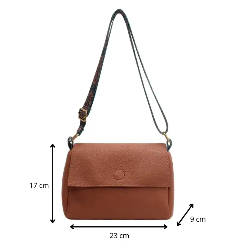 Cognac färgad liten axelväska med mått 23x17x9 cm och mönstrad axelrem.