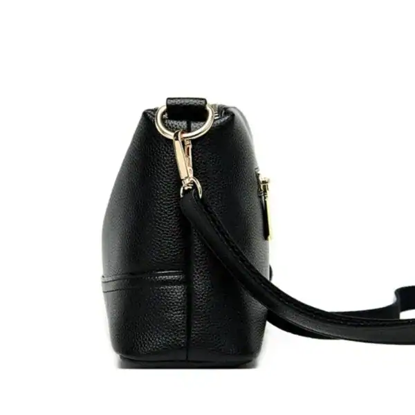 Svart cognac liten crossbody axelväska med guld detaljer och texturerad yta.