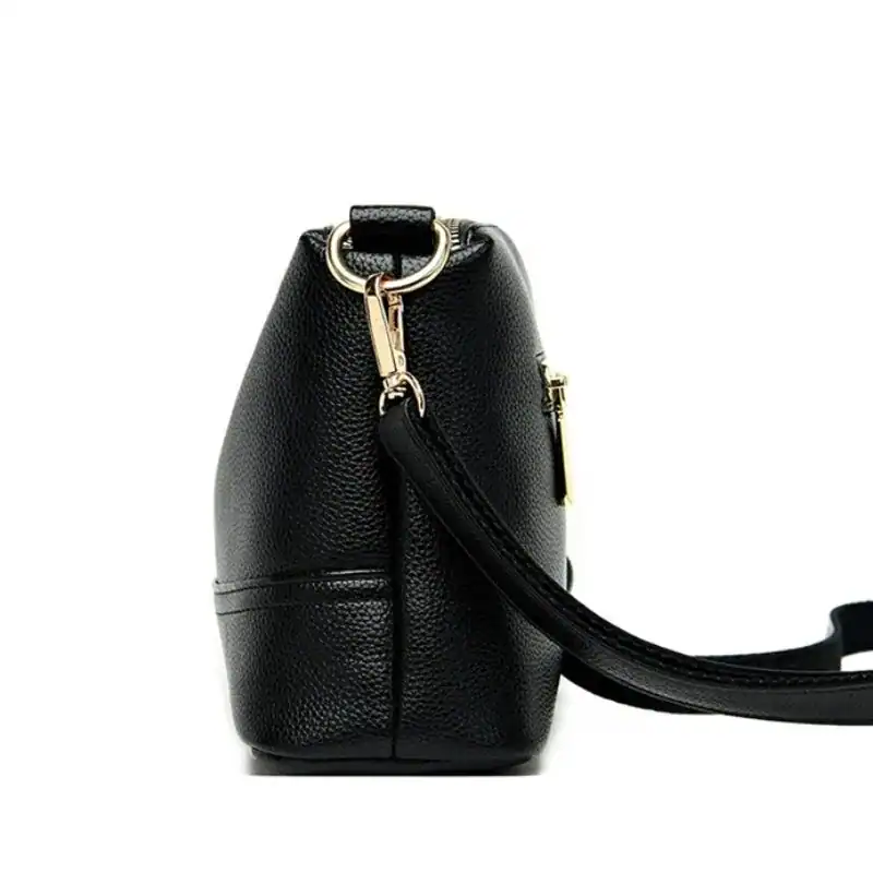 Svart cognac liten crossbody axelväska med guld detaljer och texturerad yta.