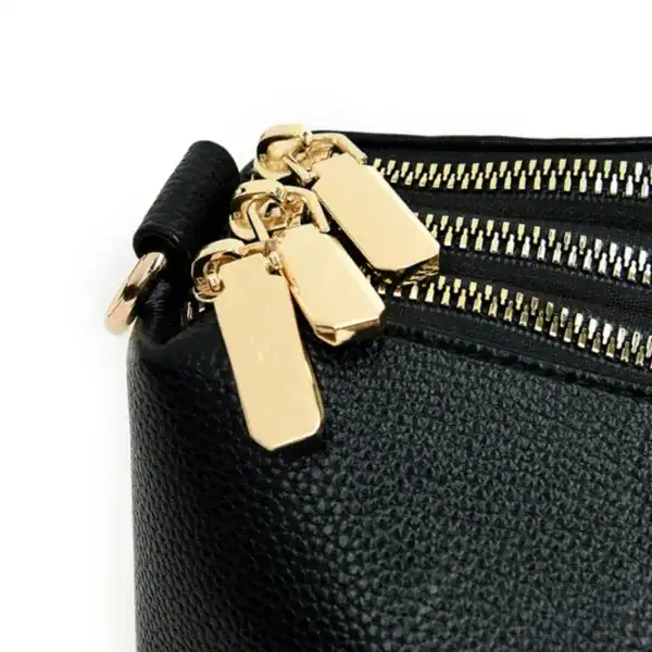 Svart Axelväska Cognac liten crossbody med guld dragkedja och hängare.