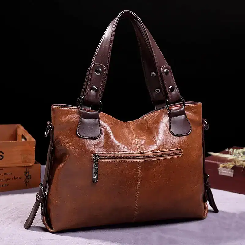 Cognac stor hobo axelväska, läder handväska med dragkedja och axelrem.