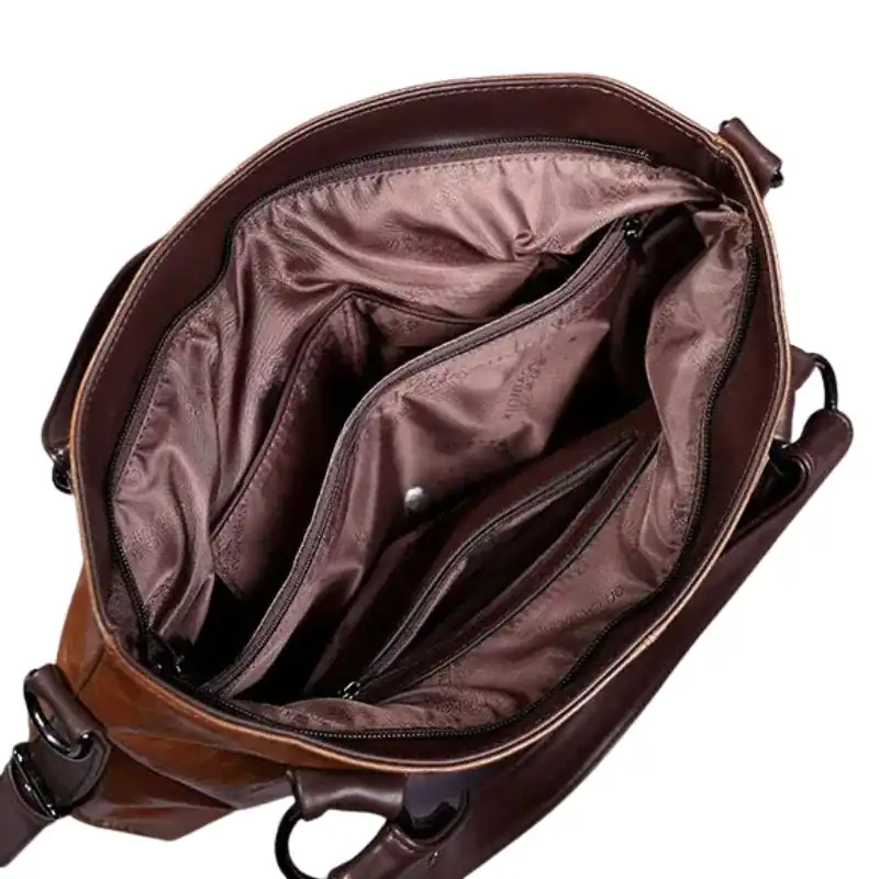 Cognac stor hobo axelväska, inre med facklådor och praktiskt inredning.