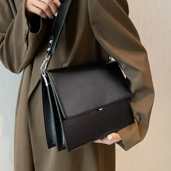 Cognac väska med lock, svart axelväska i läderlook, modeaccessoarer för kvinnor.