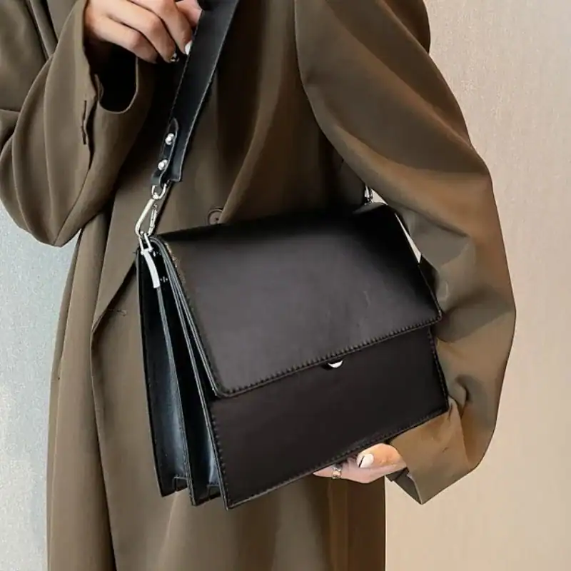 Cognac väska med lock, svart axelväska i läderlook, modeaccessoarer för kvinnor.