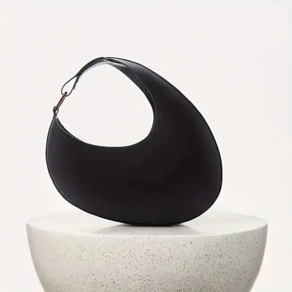 Cognacfärgad halvmånsväska i svart läder, modern design, axelväska för kvinnor.