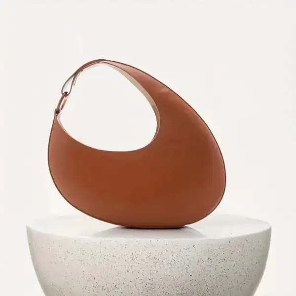 Cognacfärgad halvmånsväska i läder, modern design, axelväska för kvinnor.