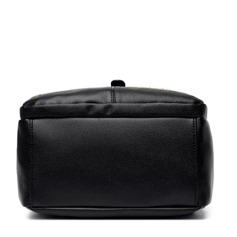 Svart ryggsäck med texturerat läder och elegant design.