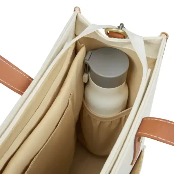 Datorväska med inre fickor och vattenflaska, beige färg.