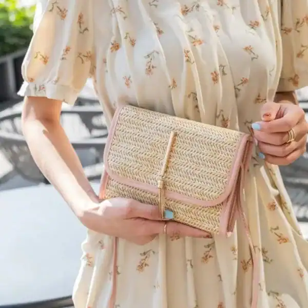 Flätad clutch med läderrem, ljusrosa, sommarhandväska för kvinnor.