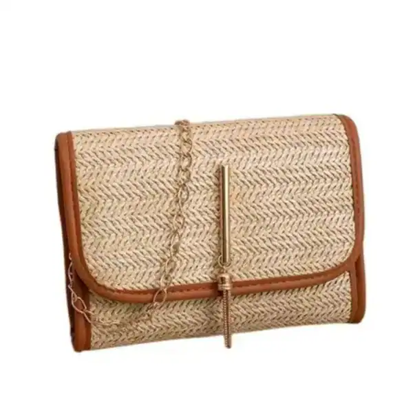 Flätad clutch med läderrem och gyllene kedja, läder och rörväska.