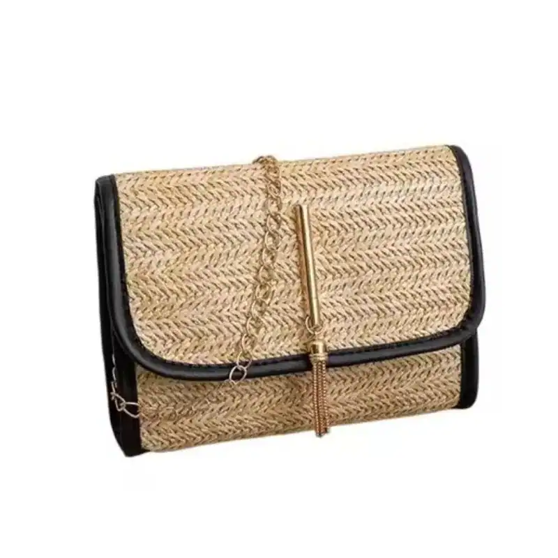 Flätad clutch med läderrem och gyllene tass, sommarhandväska.