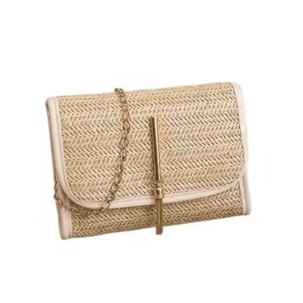 Flätad clutch med läderrem och gyllene detaljer, perfekt för sommar och fest.
