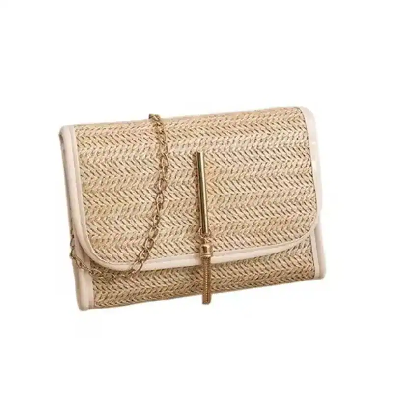 Flätad clutch med läderrem och gyllene detaljer, perfekt för sommar och fest.