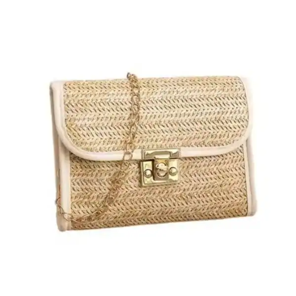 Flätad clutch med läderrem och guldaktig spänne, perfekt för sommar och strand.