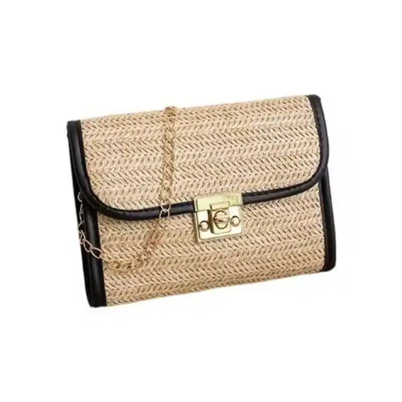 Flätad clutch med läderrem och gyllene snäcklås, sommarhandväska.