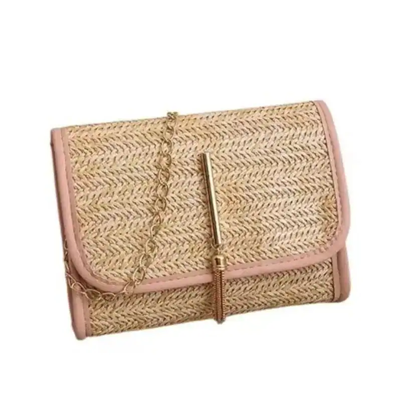 Flätad clutch med läderrem och guldtonad kedja, läderrem för axel.