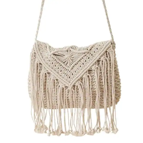 Flätad handväska i beige med fransar och macramé mönster.