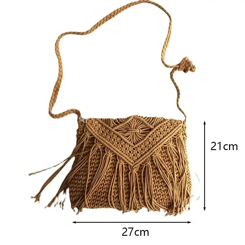 Flätad handväska i naturfärg, macramé och fransar, 27x21 cm.