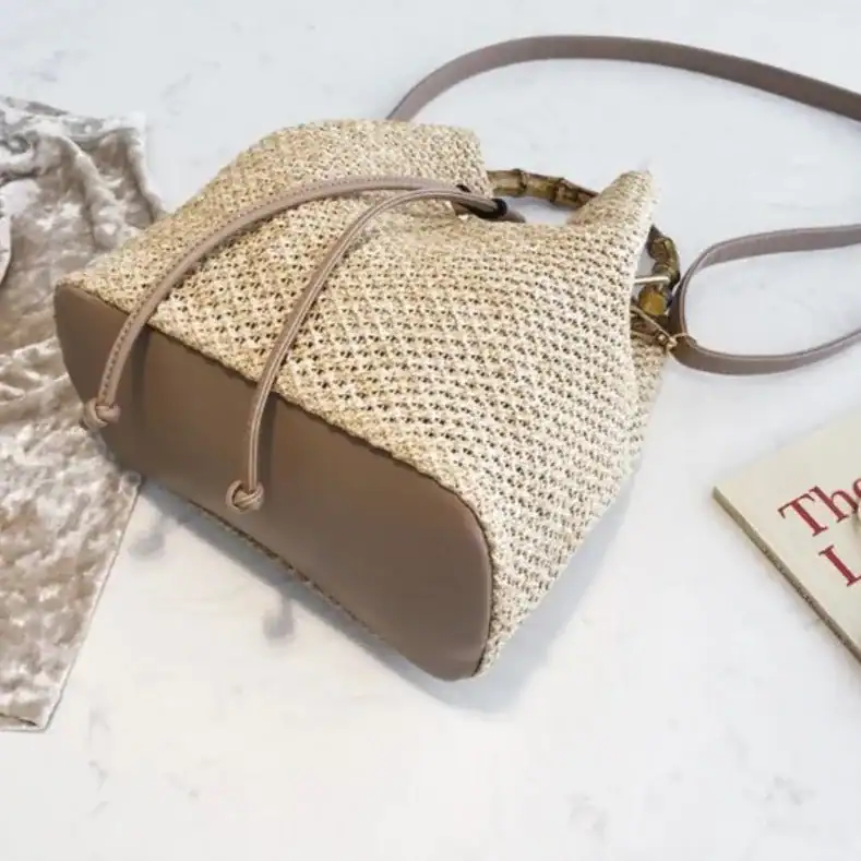 Flätad hinkväska med bambuhandtag, beige och brunt, sommarhandväska.