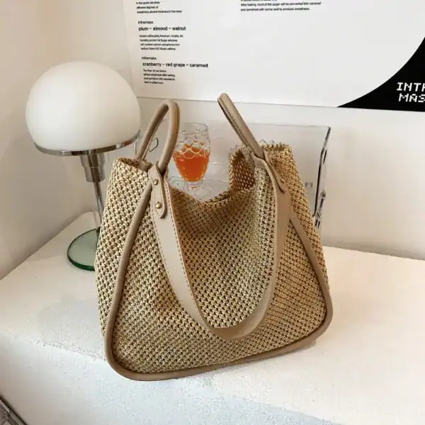 Beige flätad shoppingväska med läderhandtag, trendig sommarväska för dam.