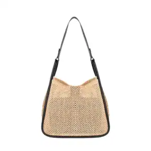 Beige flätad shoppingväska med svart läderrem och hängande design.