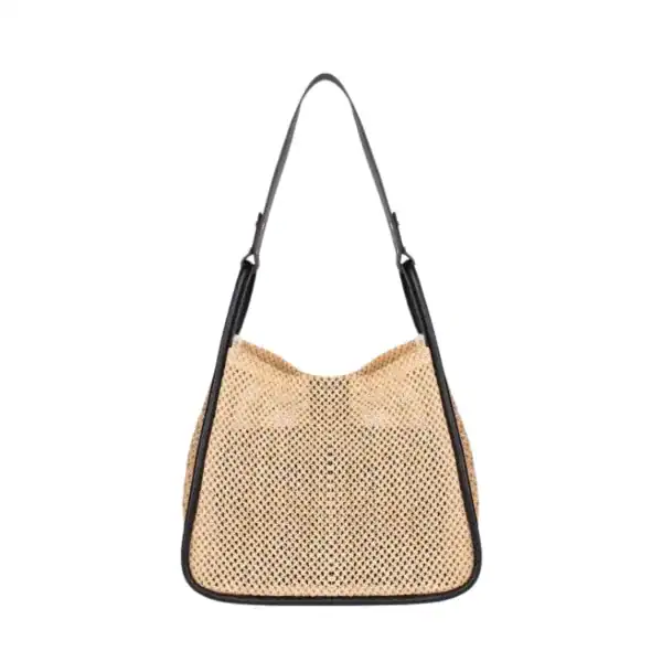 Beige flätad shoppingväska med svart läderrem och hängande design.