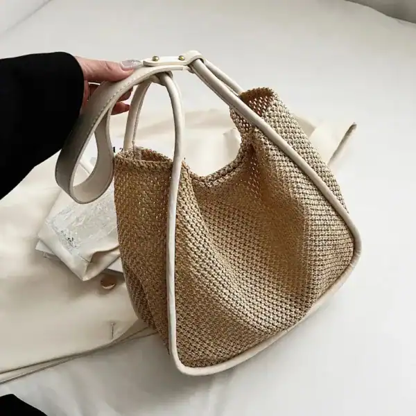 Beige flätad shoppingväska med vitt handtag, lätt och trendig för sommar.