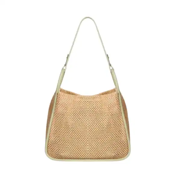 Beige flätad shoppingväska med vävad struktur och ljusgrön handtag.