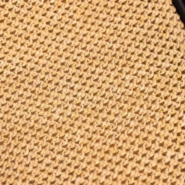 Beige flätad shoppingväska med textilväv, detalj på vävtextur.
