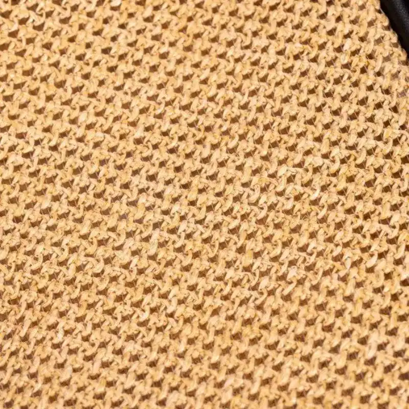 Beige flätad shoppingväska med textilväv, detalj på vävtextur.