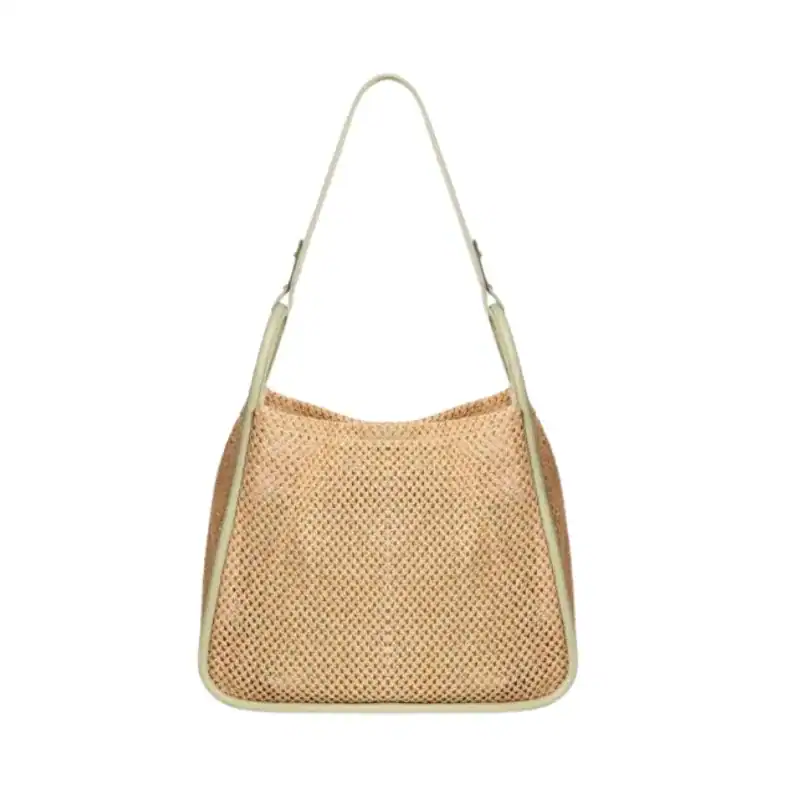 Beige flätad shoppingväska med vävad struktur och ljusgrön handtag.