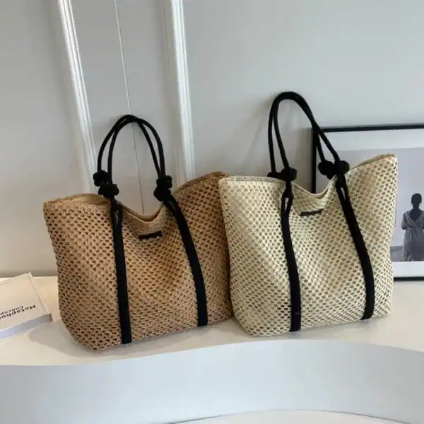 Flätad shoppingväska med rem i beige och naturfärg, lätt och stilren för sommar.