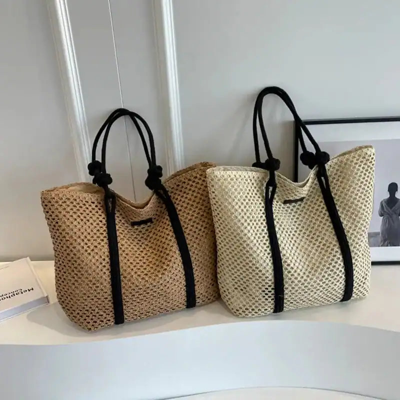 Flätad shoppingväska med rem i beige och naturfärg, lätt och stilren för sommar.