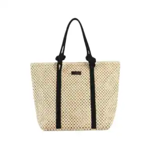 Flätad shoppingväska med svart rem och praktiskt design.