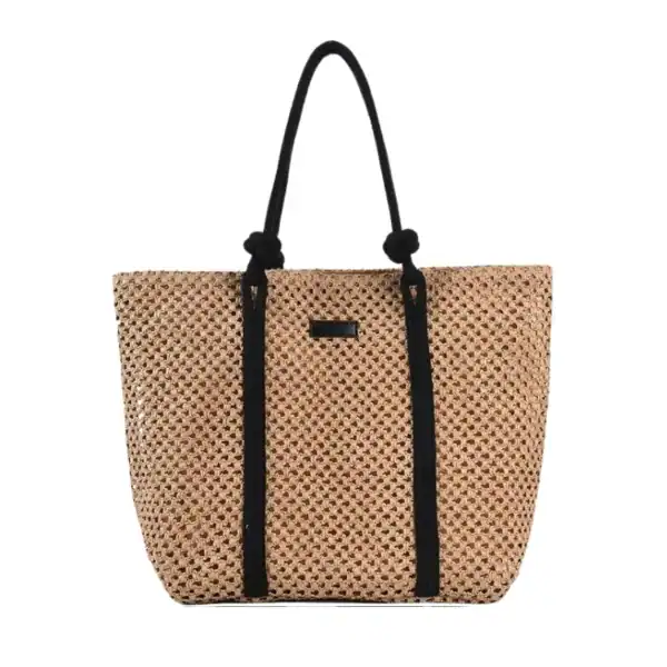 Flätad shoppingväska med svart rem och praktiskt design.