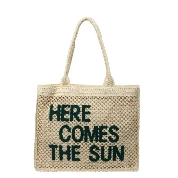 Flätad väska med text 'Here Comes The Sun', trendiga sommarväskor.