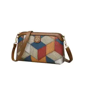 Flerfärgad axelremsväska med geometriskt mönster och brunt läderrem.