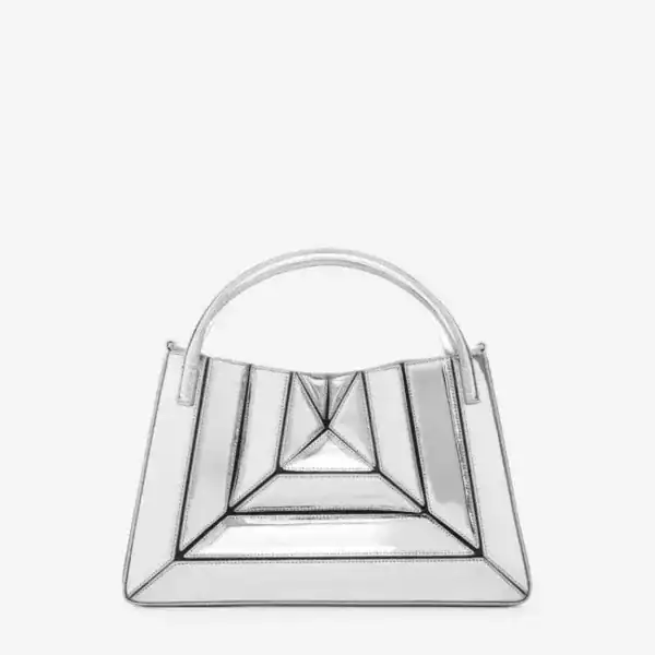Flerfärgad väska i silver, geometrisk design med handtag.