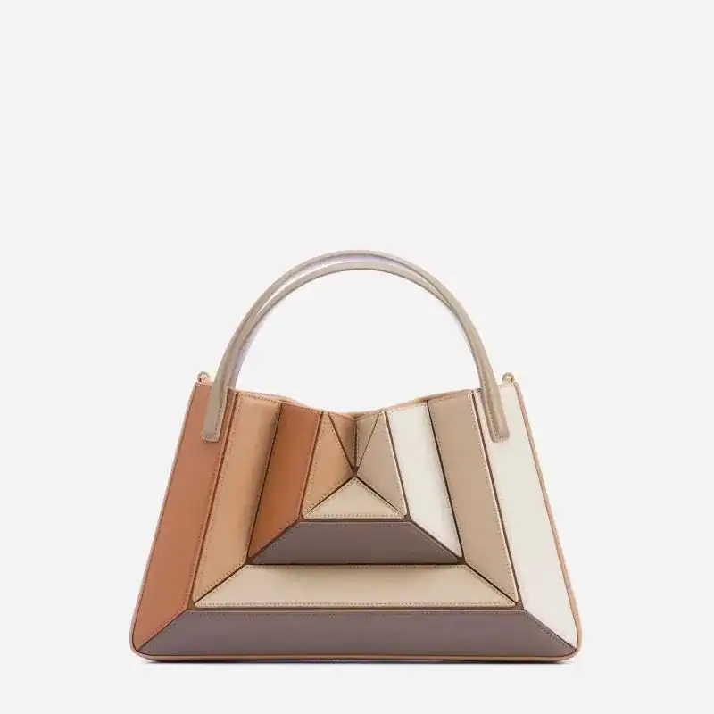 Flerfärgad Axelväska med geometrisk design i beige och brunt.