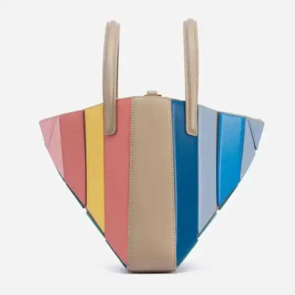 Flerfärgad Axelväska med färgglada paneler och beige handtag.