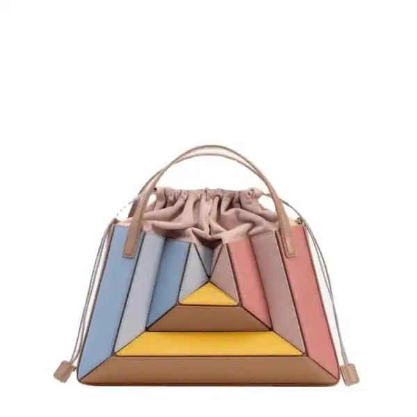 Flerfärgad Axelväska med geometrisk design och dragkedja.
