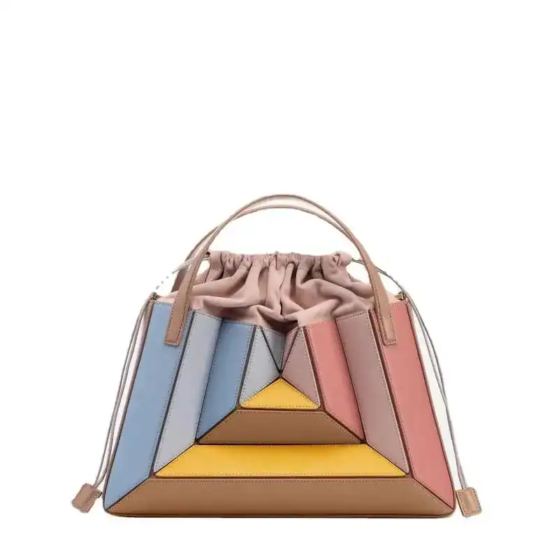 Flerfärgad Axelväska med geometrisk design och dragkedja.