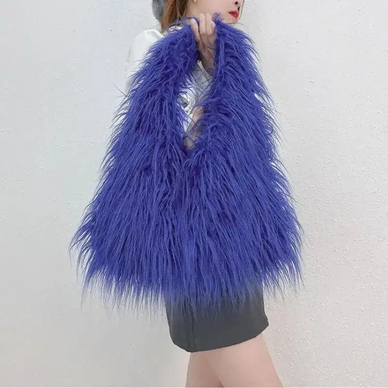 Blå fluffig väska med lång päls, modeaccessoarer för kvinnor.