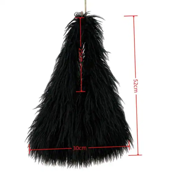 Svart fluffig väska med mått, 52 cm hög och 30 cm bred.