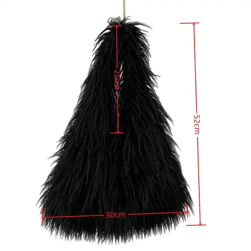 Svart fluffig väska med mått, 52 cm hög och 30 cm bred.