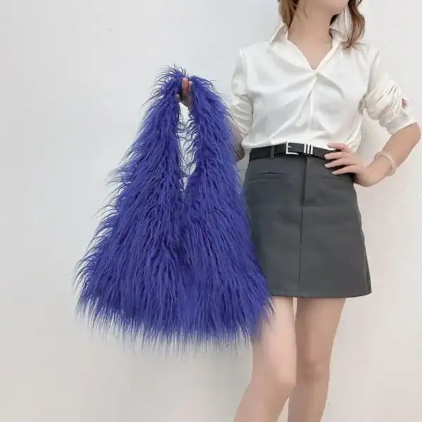 Blå fluffig väska med pärlglans, modeaccessoarer för kvinnor.