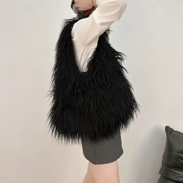 Fluffig svart axelväska i pälsliknande material, modeaccessoarer för kvinnor.